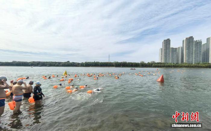 200名泳士横渡松花江 体验金秋寒江魅力，彰显吉