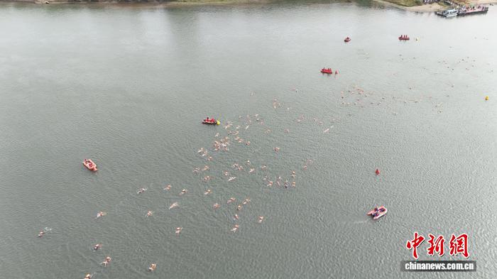 200名泳士横渡松花江 体验金秋寒江魅力，彰显吉