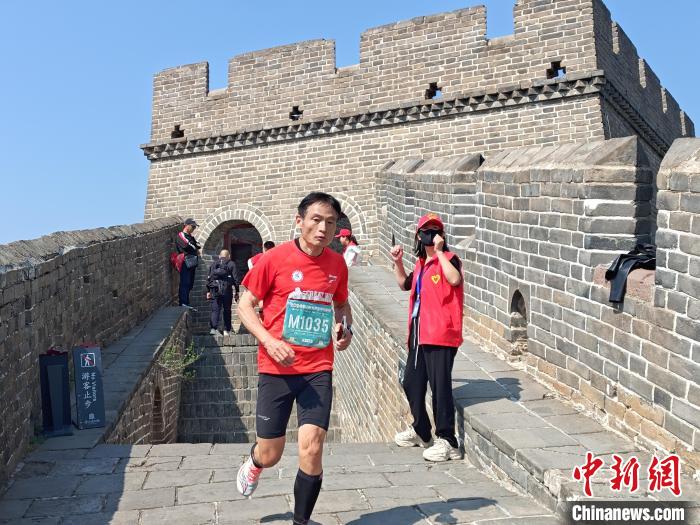 2024金山岭长城半程马拉松开跑 逾千名中外选手参
