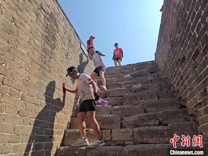 2024金山岭长城半程马拉松开跑 逾千名中外选手参