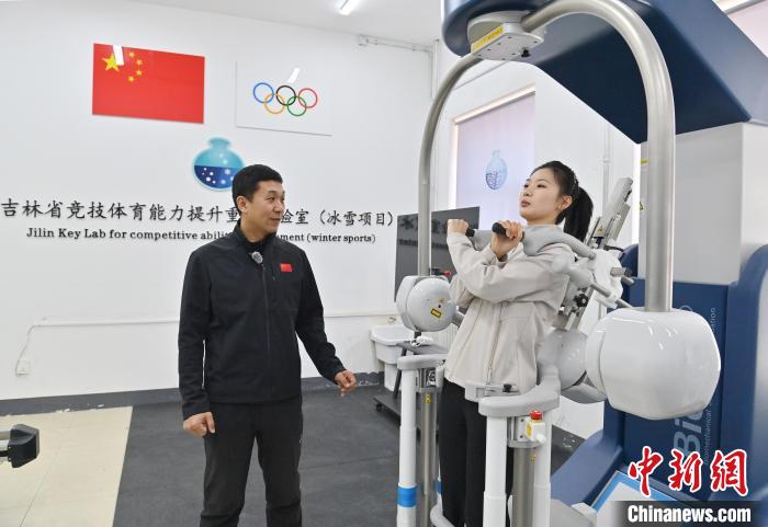 冠军模型驱动的大数据与人工智能辅助训练：提