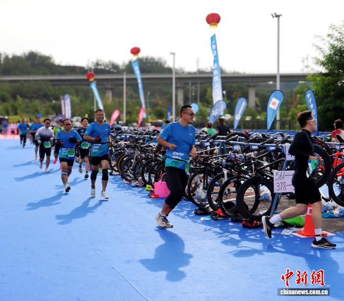 2025榆社云竹湖铁人三项赛开赛 女子挑战赛点燃赛