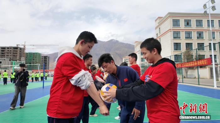西藏启动排球进校园活动 300名学生直接受益