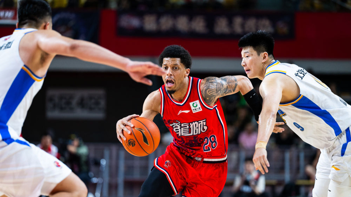 CBA联赛焦点战：上海队18连胜领跑 科尔首秀遇挑