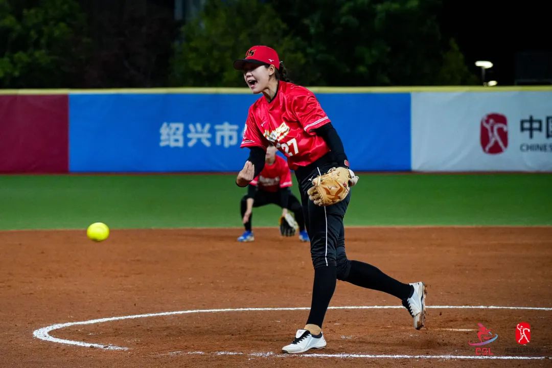 辽宁蓝鲨3比0横扫南工大美津浓，捧起彤云奖杯夺