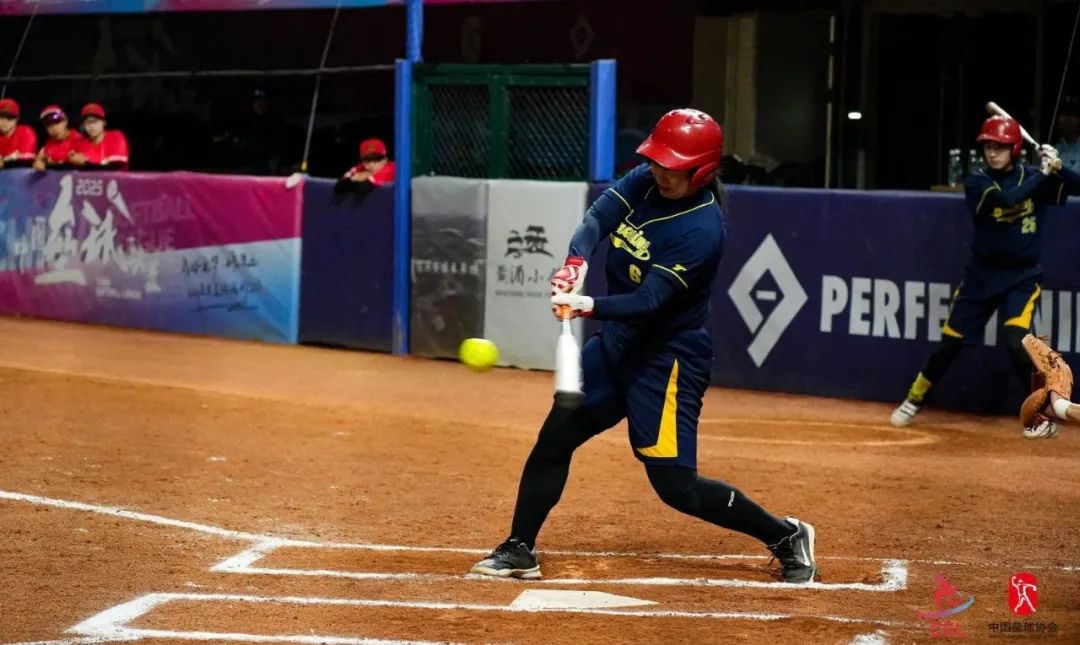 辽宁蓝鲨3比0横扫南工大美津浓，捧起彤云奖杯夺