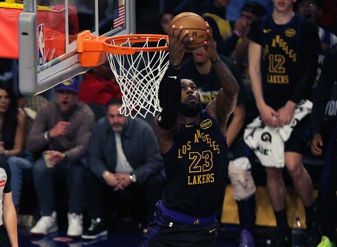 NBA季后赛首日冷门频现 76人逆转绿军 文班亚马伤