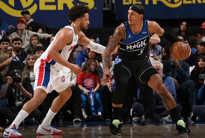 NBA季后赛首日冷门频现 76人逆转绿军 文班亚马伤